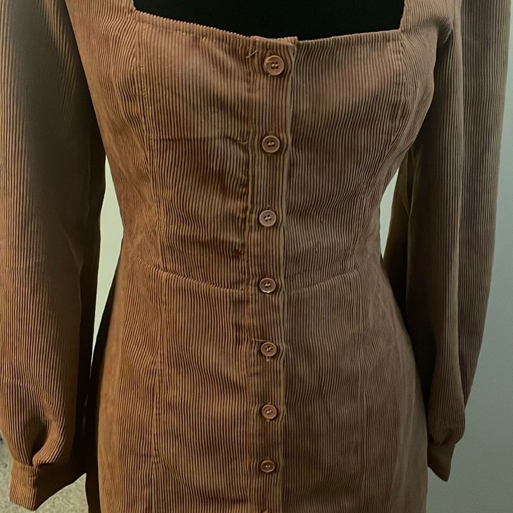 Elegant Brown Button-Down Dress - Picture 2 of 6